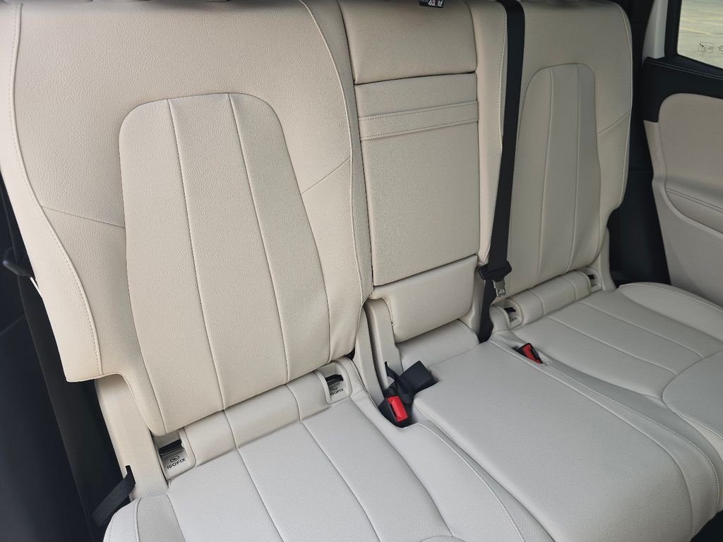 New 2026 Polar White Mercedes-Benz GLB 250 image 21