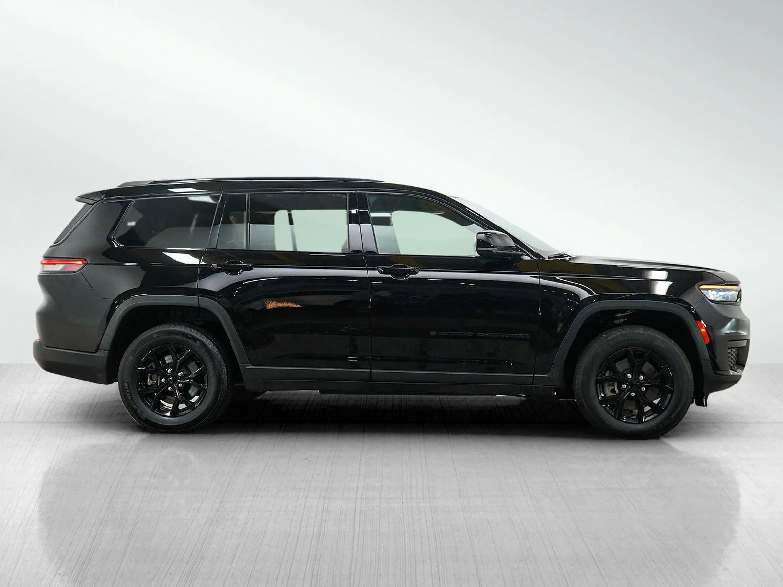 Used 2025 Diamond Black Crystal Pearlcoat Jeep Altitude image 6