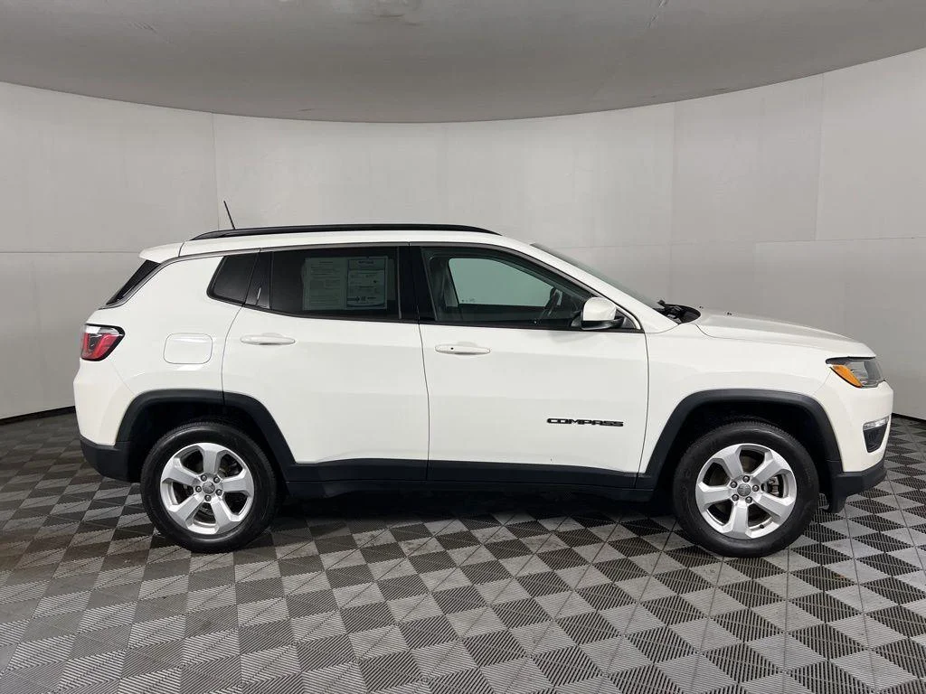 Used 2019 White Clearcoat Jeep Latitude image 10