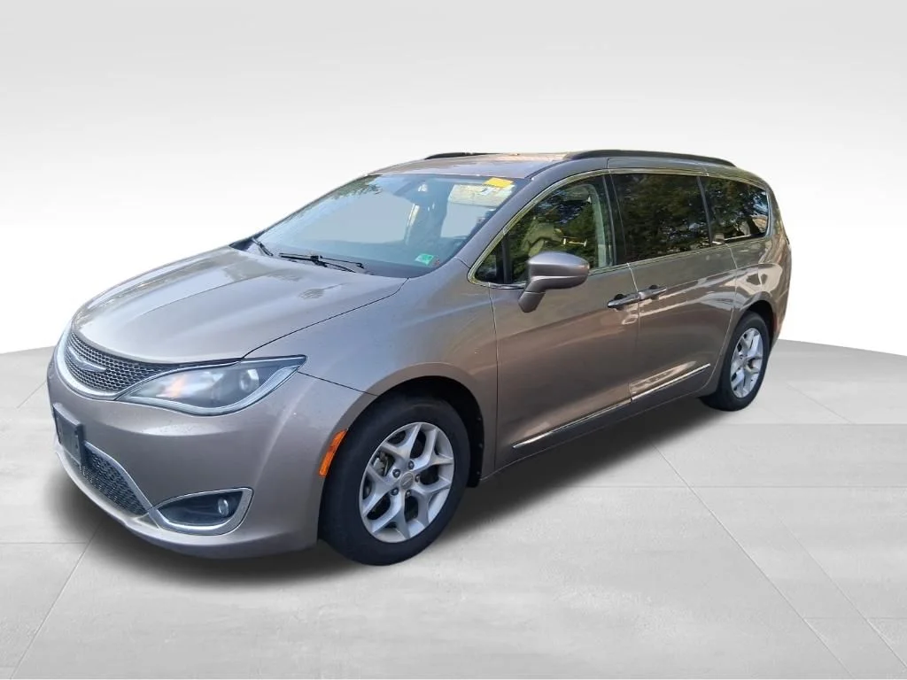 Used 2017 Silver Chrysler Touring L image 18