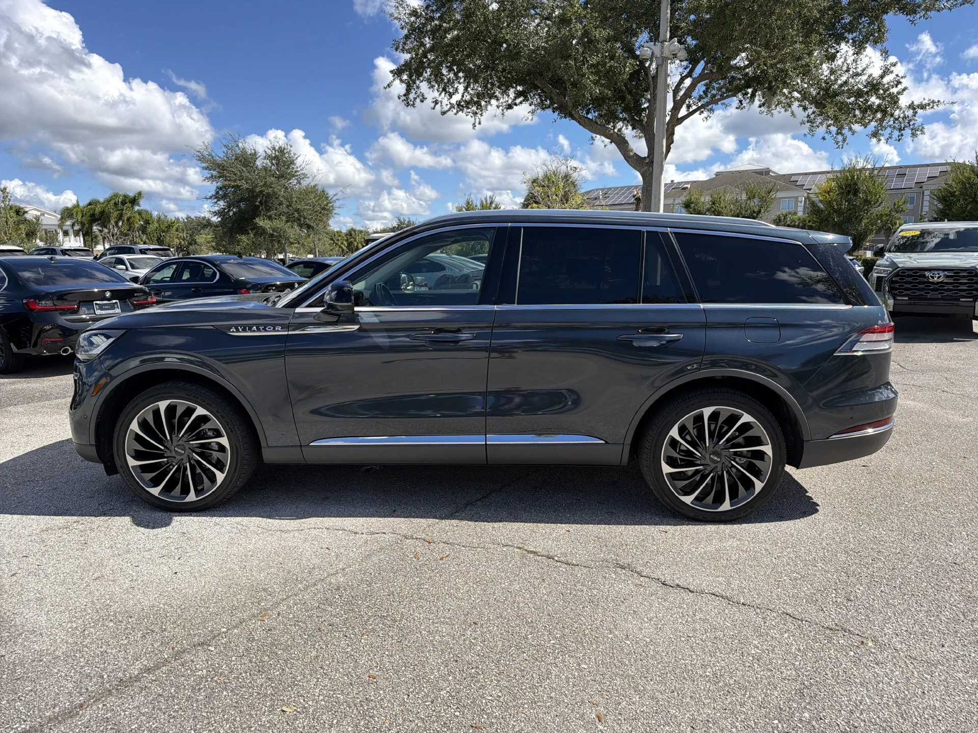Used 2021 Blue Lincoln Reserve image 4