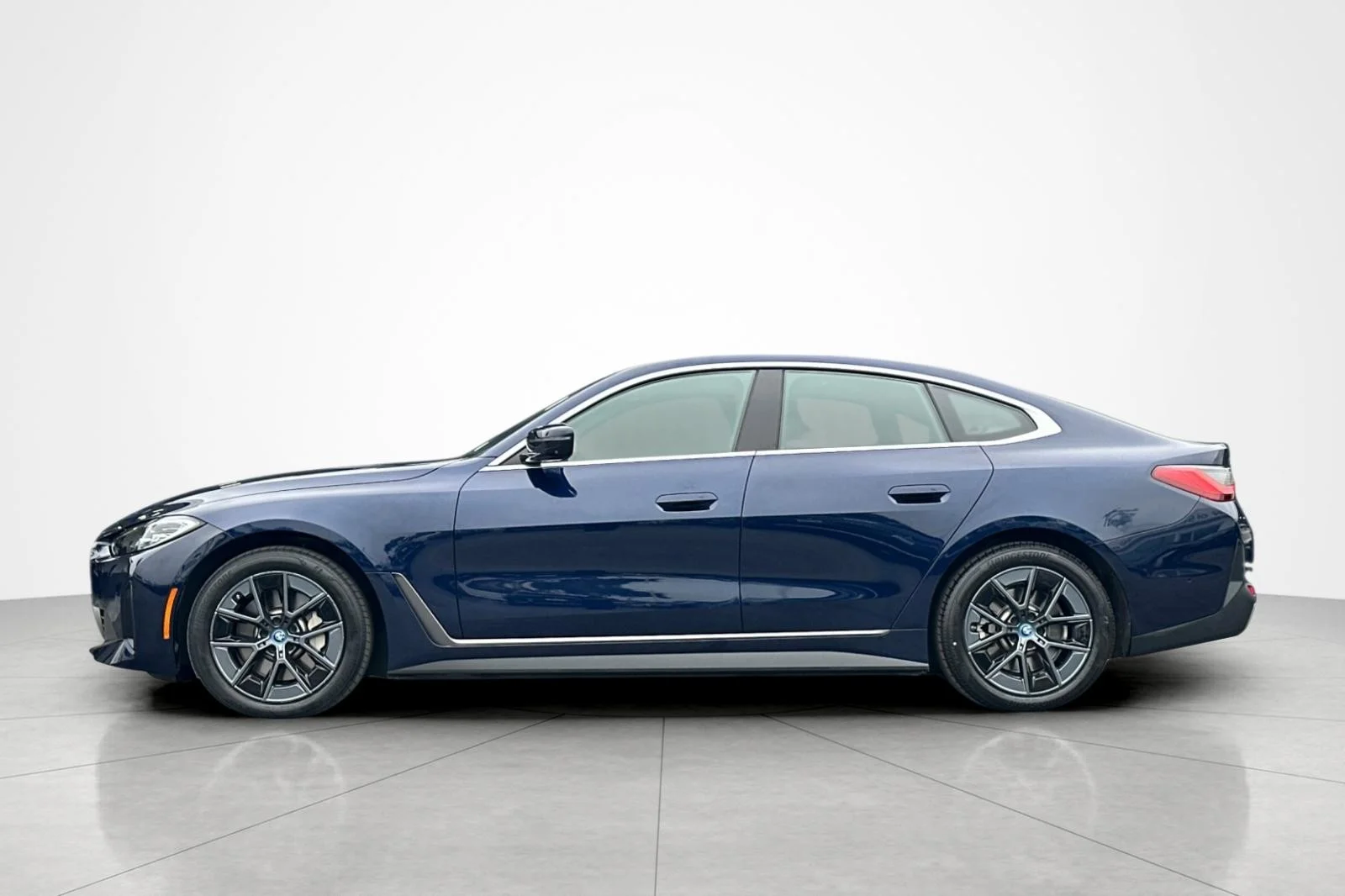 Used 2023 Tanzanite Blue II Metallic BMW eDrive35 image 2