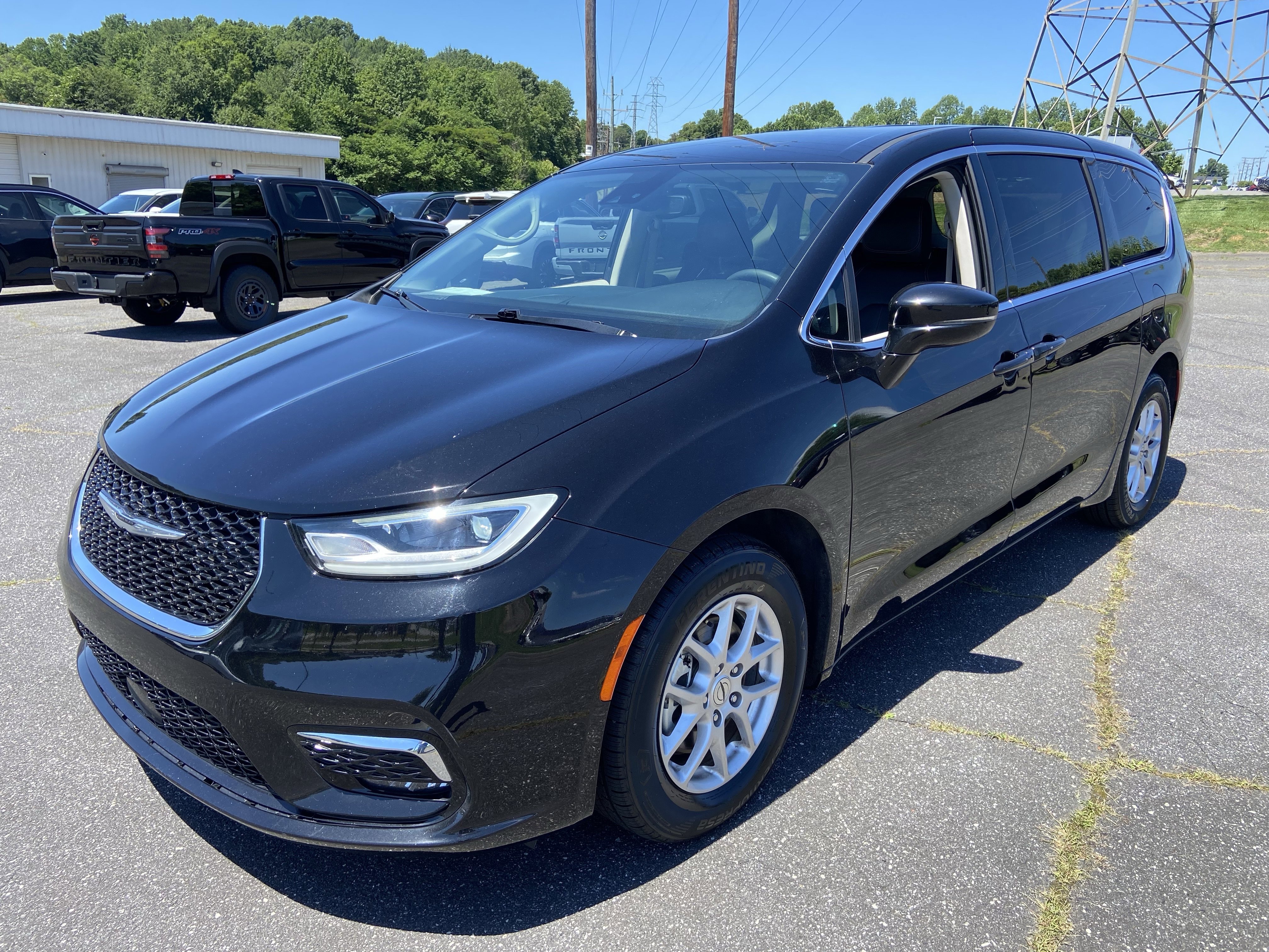 2024 Chrysler Pacifica Touring L's photo