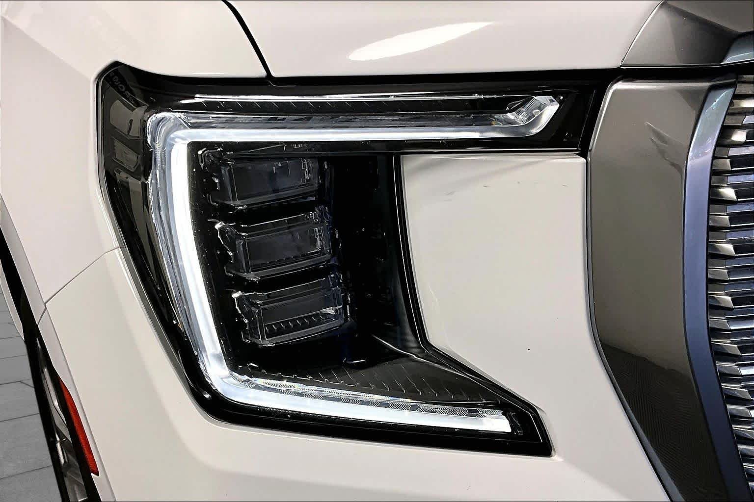Used 2022 Summit White GMC Denali image 27