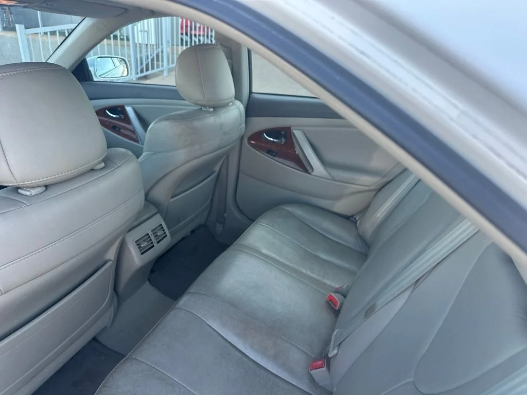 Used 2011 White Toyota XLE image 19