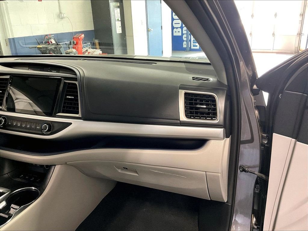 Used 2019 Gray Toyota LE image 13