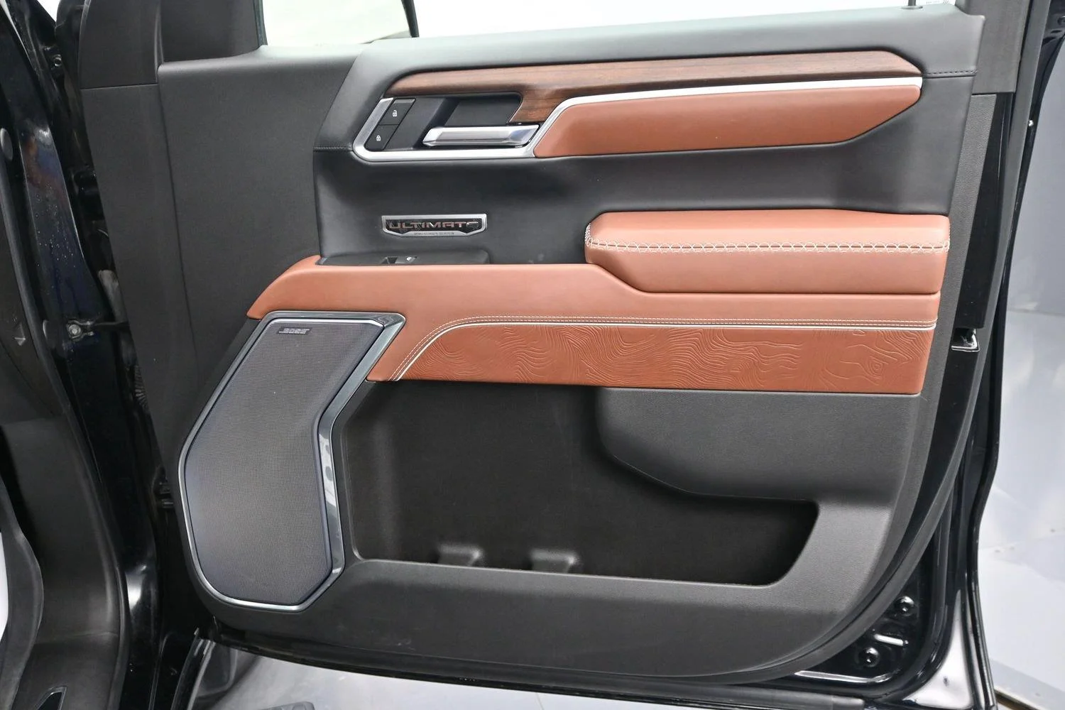 Used 2025 Onyx Black GMC Denali Ultimate image 10