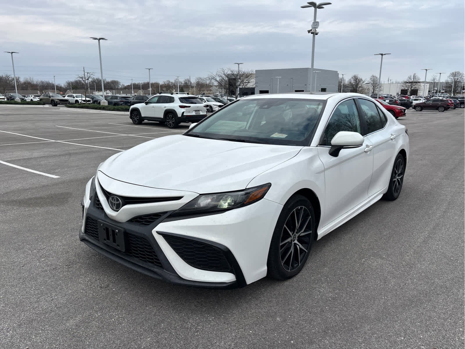 Used 2022 Toyota Camry SE with VIN 4T1T11BKXNU060345 for sale in Kansas City
