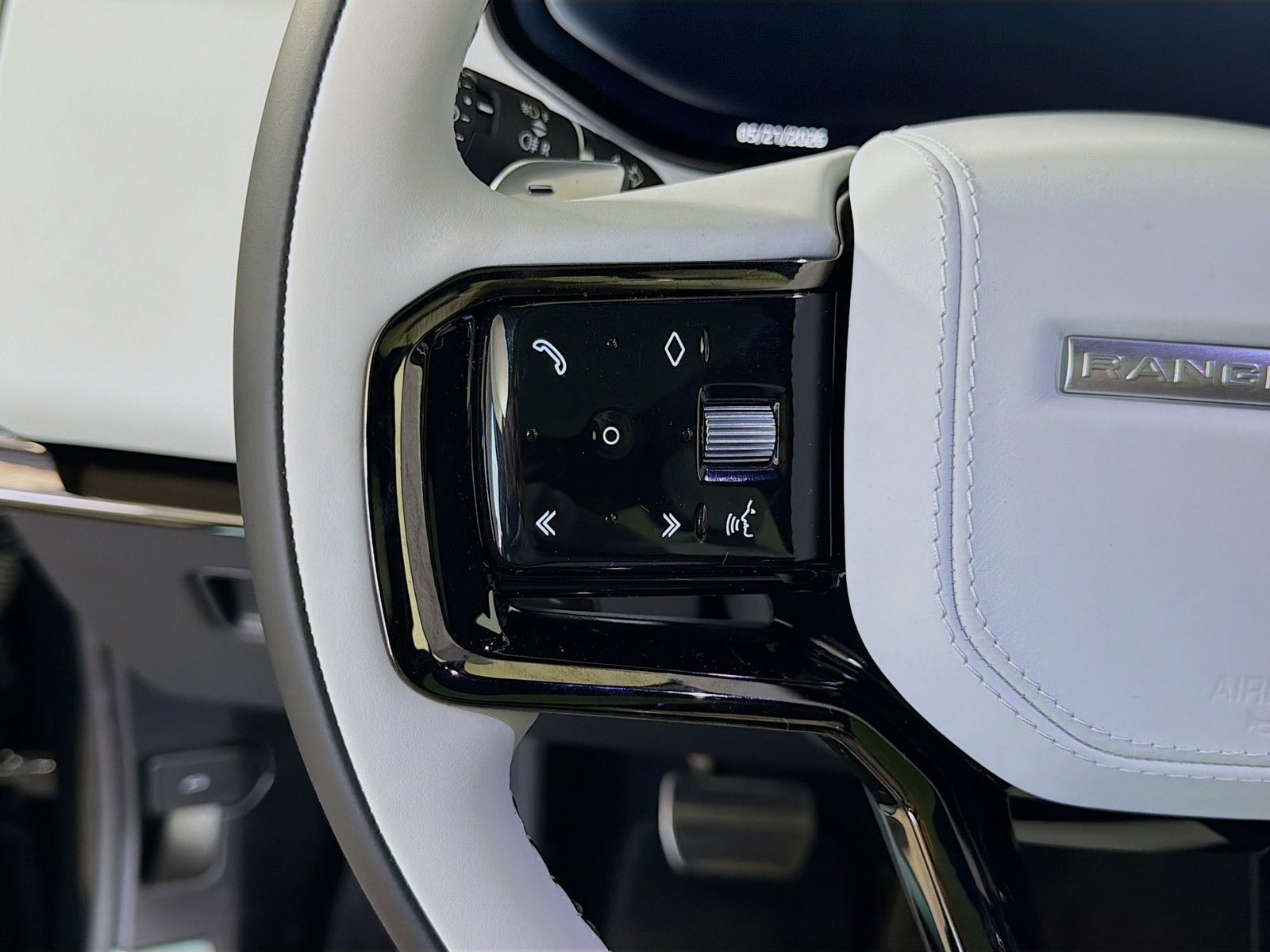 New 2026 Santorini Black Land Rover Dynamic SE image 12