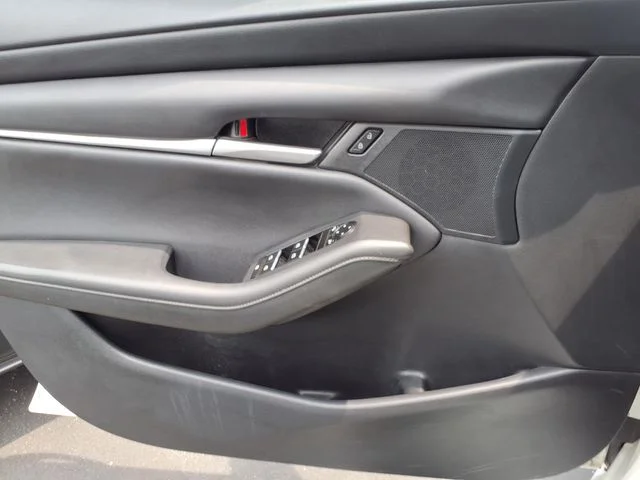 Used 2022 White Mazda Select image 17