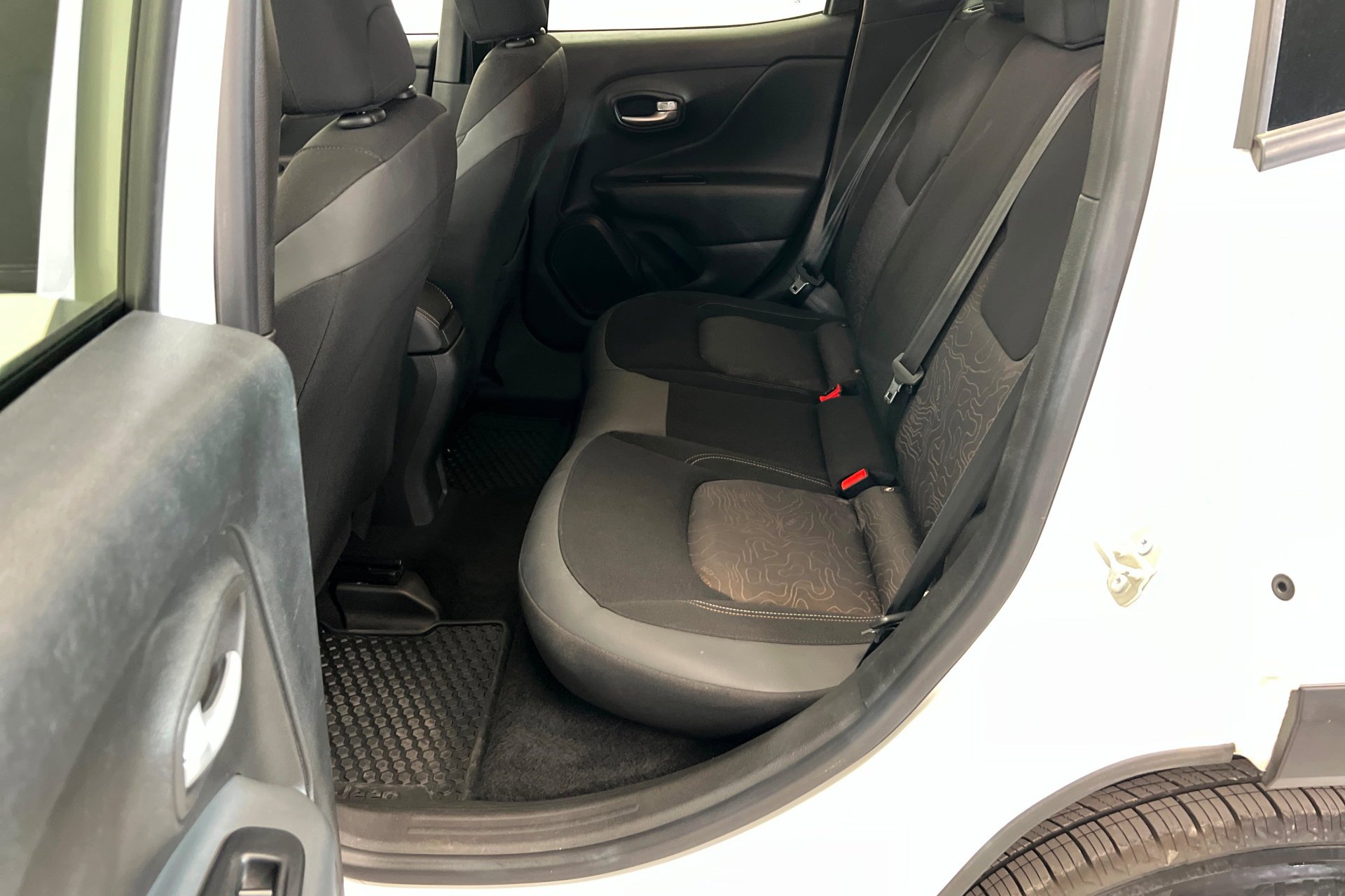 Used 2023 Alpine White Clearcoat Jeep Upland image 22