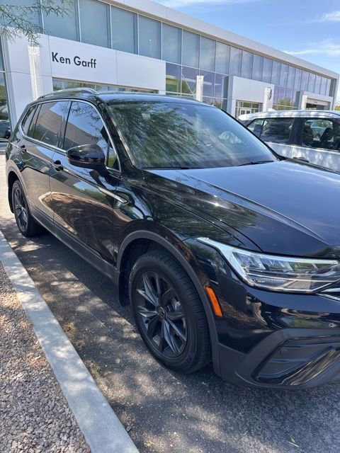 Used 2024 Deep Black Volkswagen SE image 4