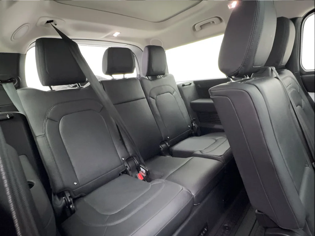 Used 2023 White Land Rover SE image 32