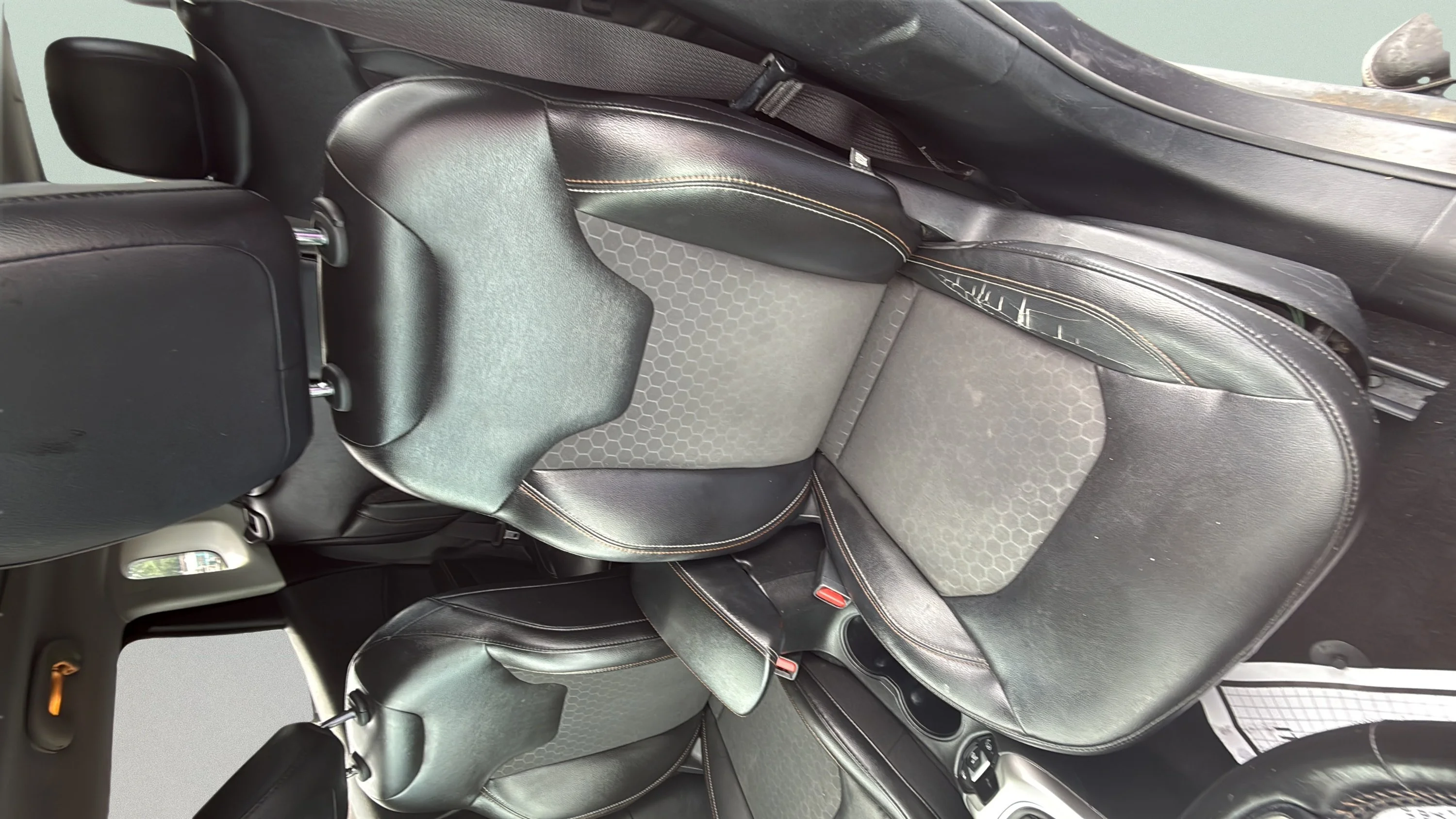 Used 2018 Gray Jeep LATITUDE image 10