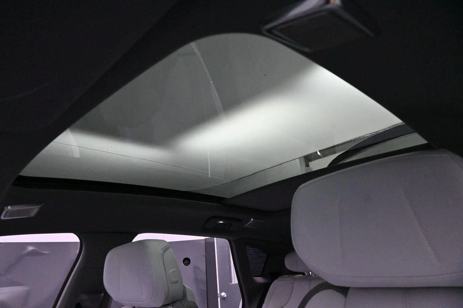 Used 2025 Crystal White Tricoat Cadillac Sport 1 image 30