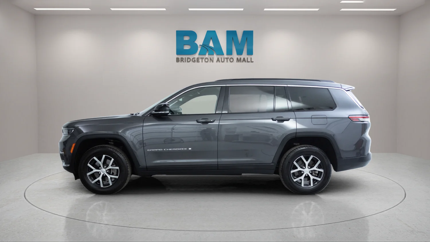 Used 2024 Gray Jeep Limited 4x4 image 4