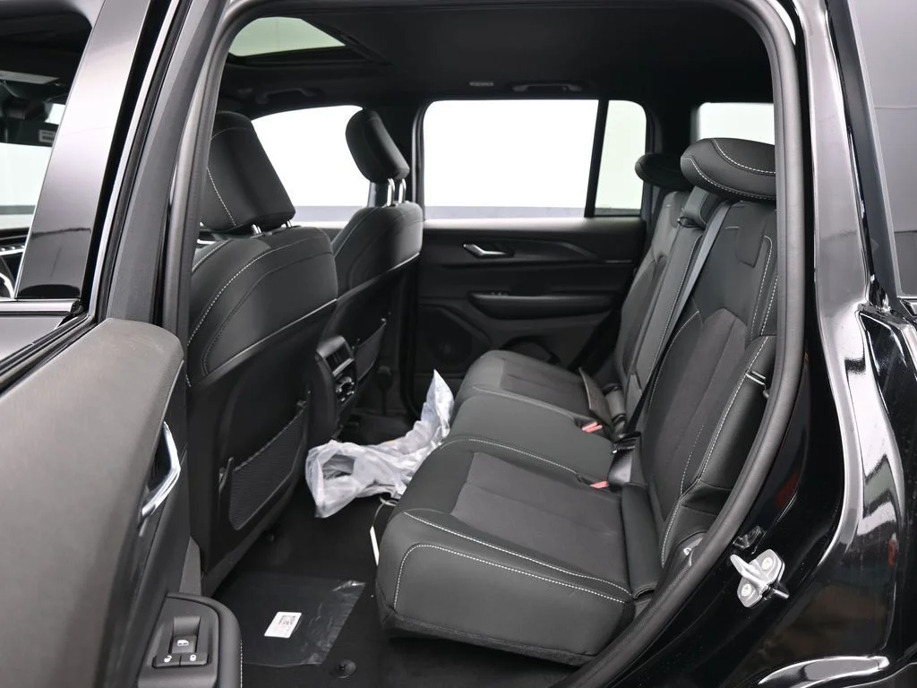 New 2026 Diamond Black Crystal Pearl-Coat Exterior Paint Jeep Laredo X image 28