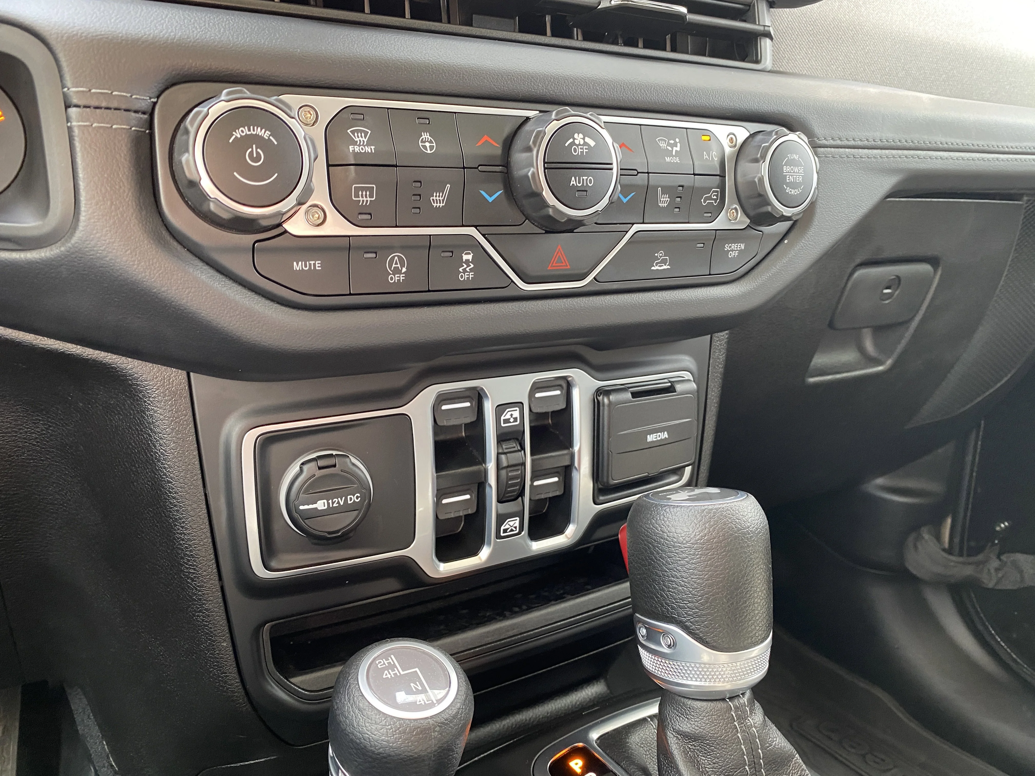 Used 2025 Black Jeep Sahara 4 Door 4x4 * 3.6L V6 * REMOTE STARTER * ADAPTIVE CRUISE * image 16