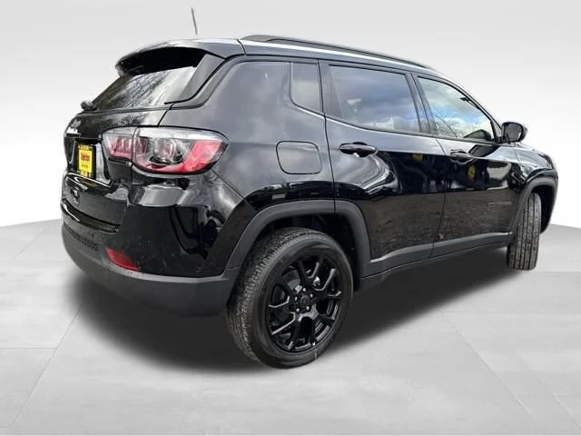 New 2026 Diamond Black Crystal Pearlcoat Jeep Latitude image 7