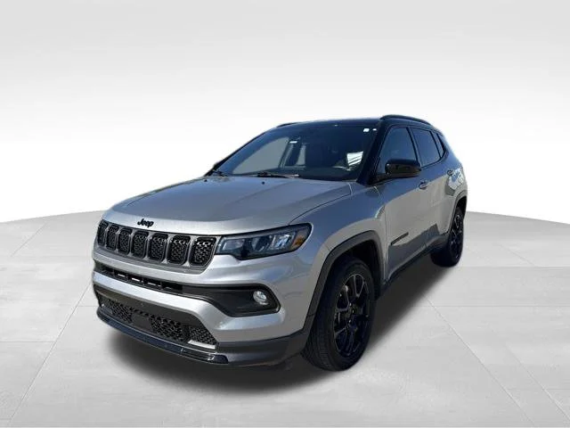 Used 2024 Silver Jeep Latitude image 7
