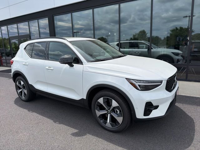 2026 Volvo XC40 B5 Plus Dark AWD's photo