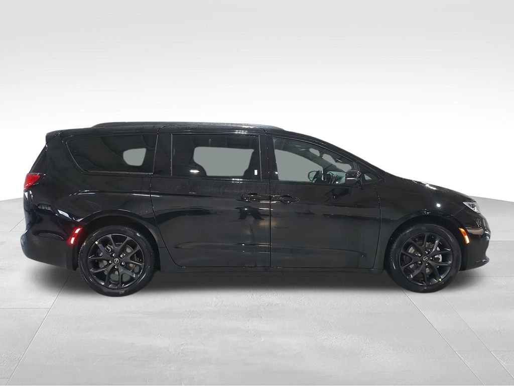 New 2026 Diamond Black Crystal Pearl-Coat Exterior Paint Chrysler Select image 9