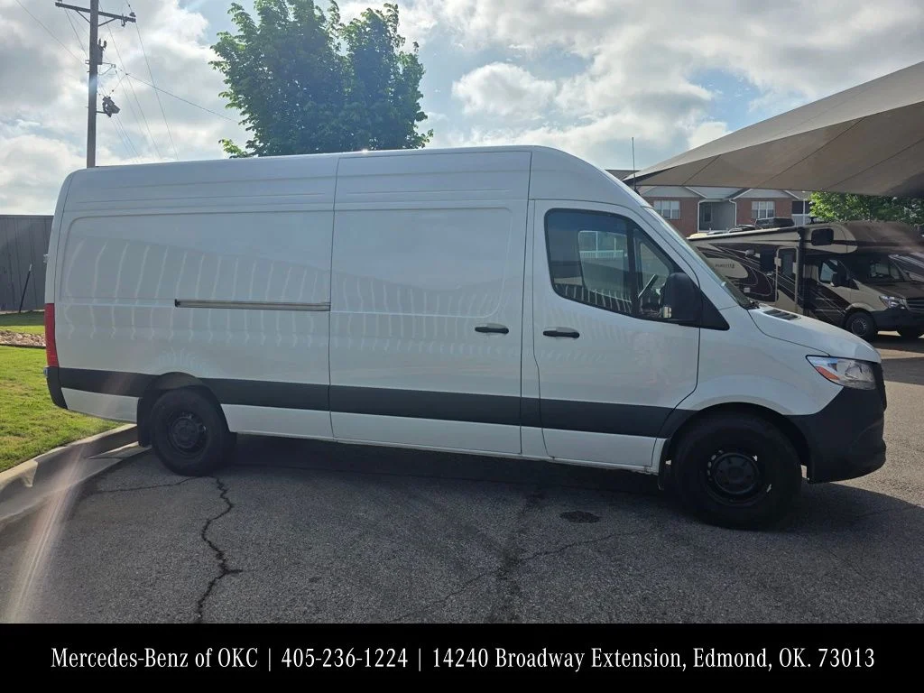 Used 2025 White Mercedes-Benz Cargo 170 WB image 4