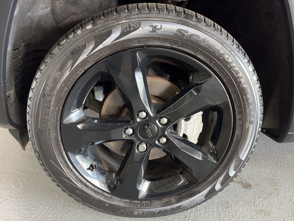 Used 2023 Velvet Jeep Limited image 5