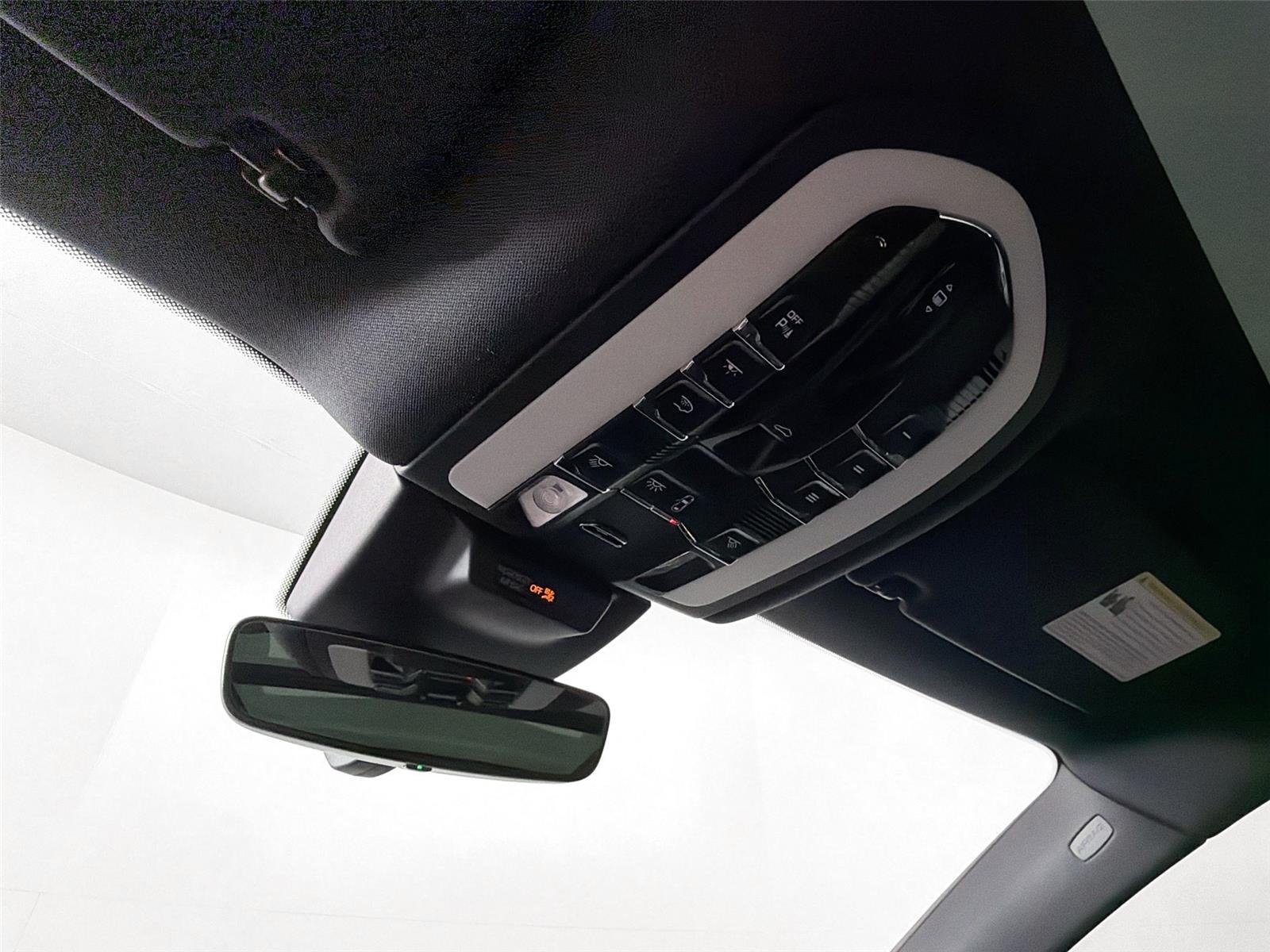 2025 Porsche Macan S - Photo 25