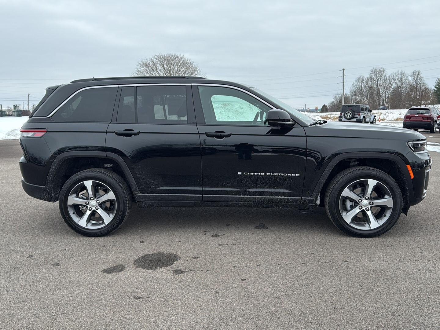 New 2026 Diamond Black Crystal Pearl-Coat Exterior Paint Jeep Limited image 4