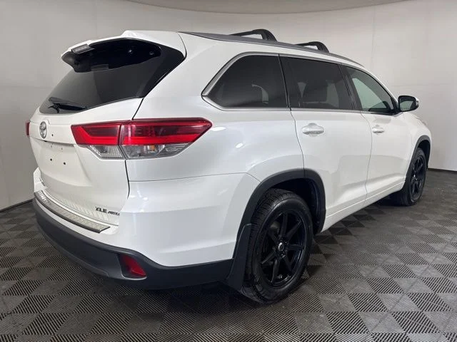 Used 2018 Blizzard Pearl Toyota XLE image 3