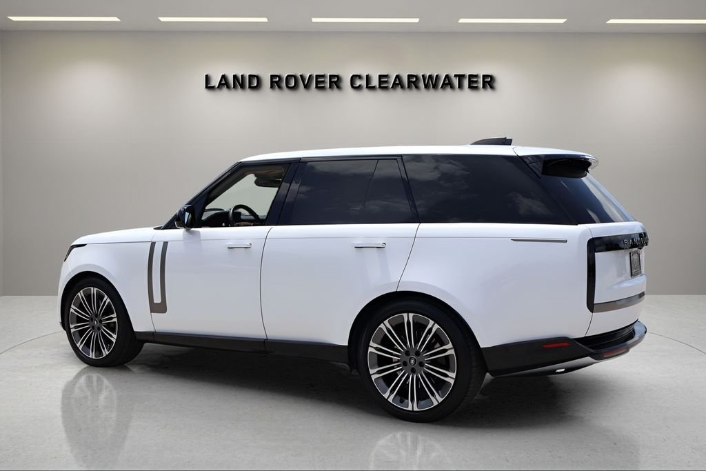 Used 2023 White Land Rover SE image 3