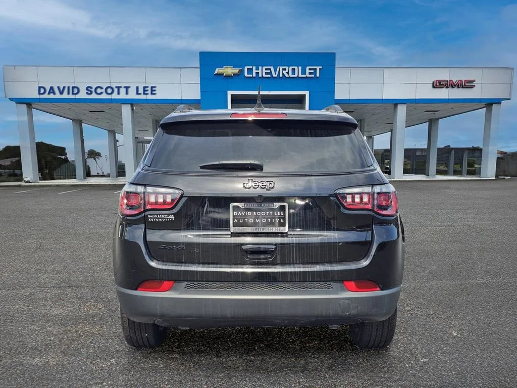 Used 2023 Diamond Black Cry Jeep Altitude image 10