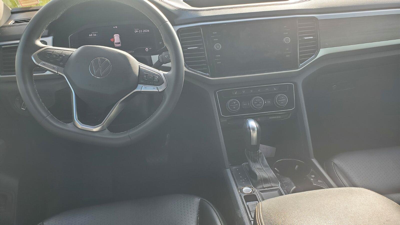 Used 2022 Deep Black Pearl Volkswagen 3.6L V6 SE w/Technology image 8