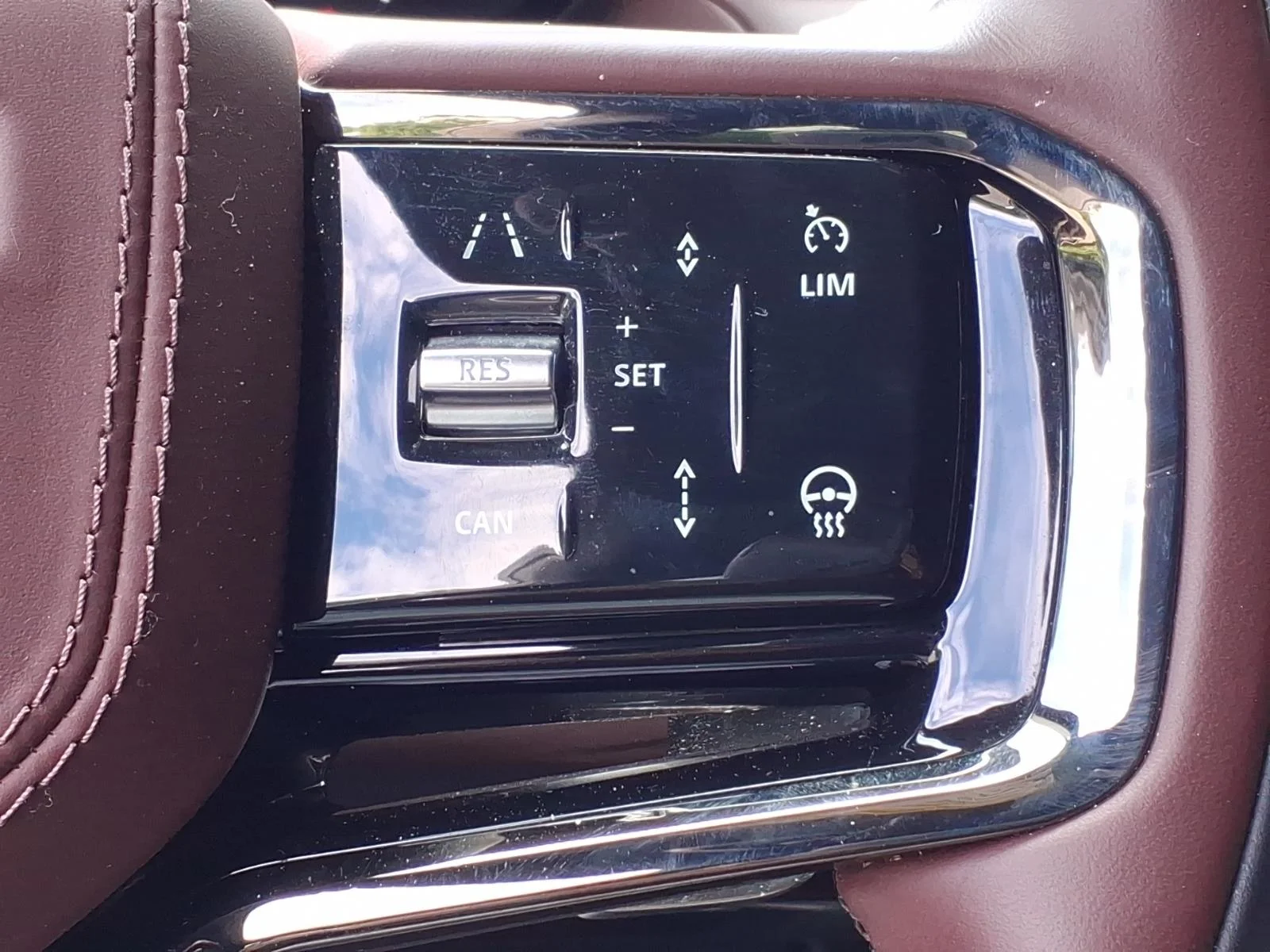 Used 2025 Fuji White 1aa Land Rover Dynamic SE image 15