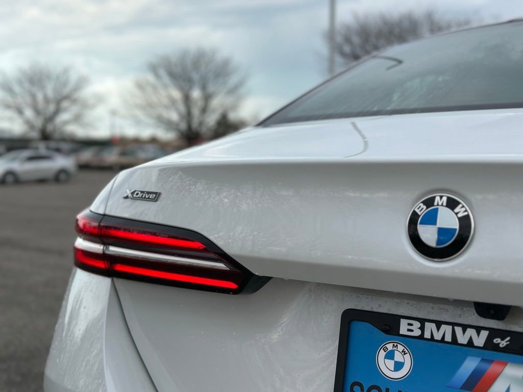 New 2026 Mineral White Metallic BMW 530i xDrive image 13
