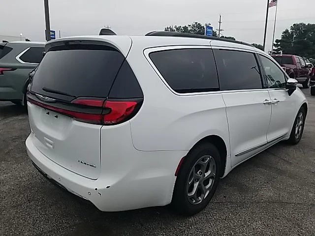 Used 2023 White Chrysler Limited image 24