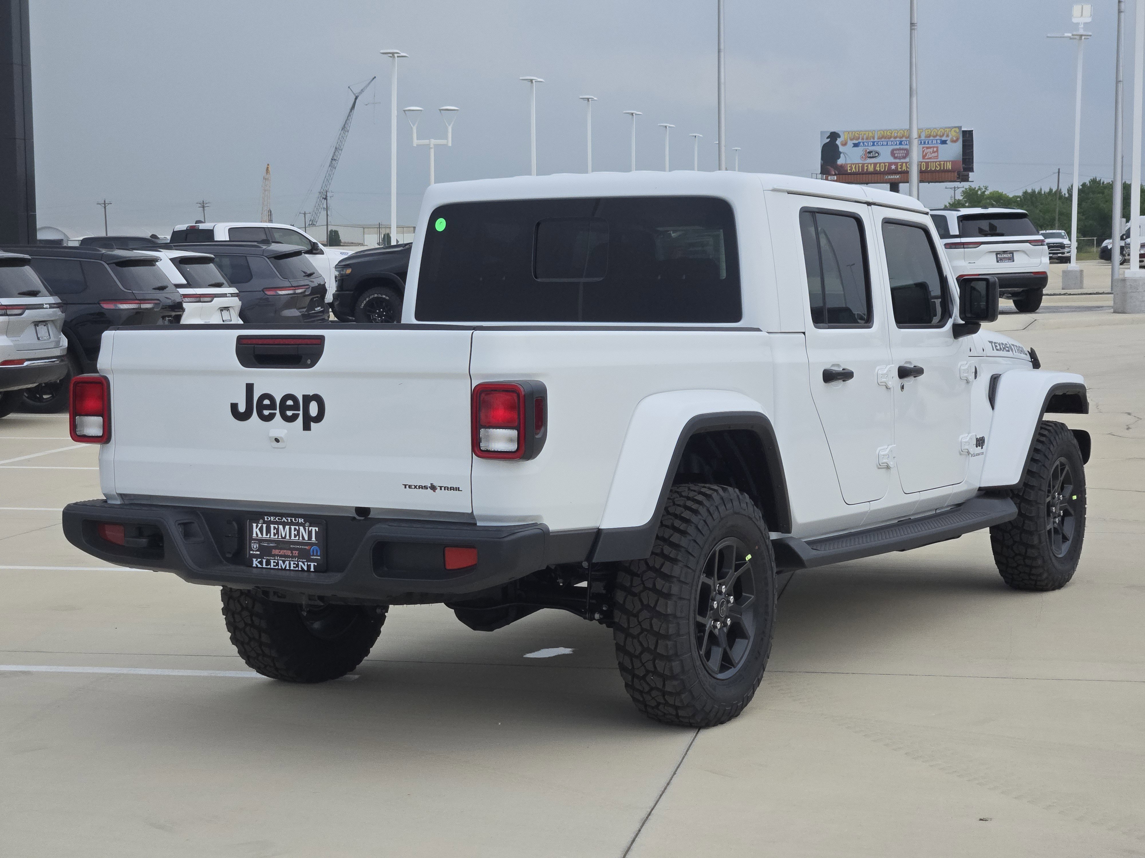 New 2026 Bright White Clear-Coat Exterior Paint Jeep Texas Trail image 5