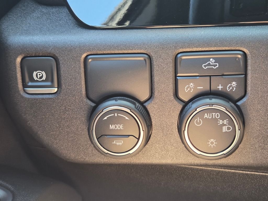 Used 2025 White Chevrolet LT image 21