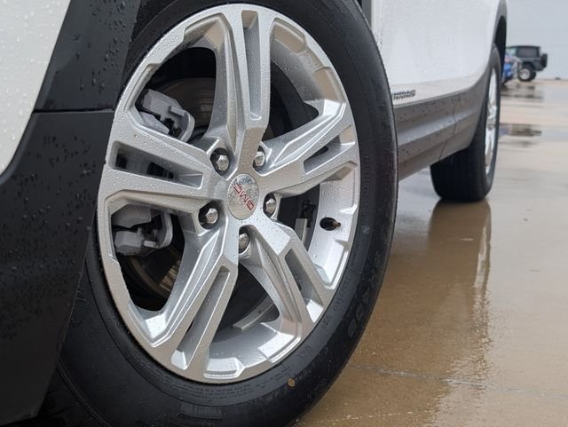Used 2024 White GMC SLE image 2