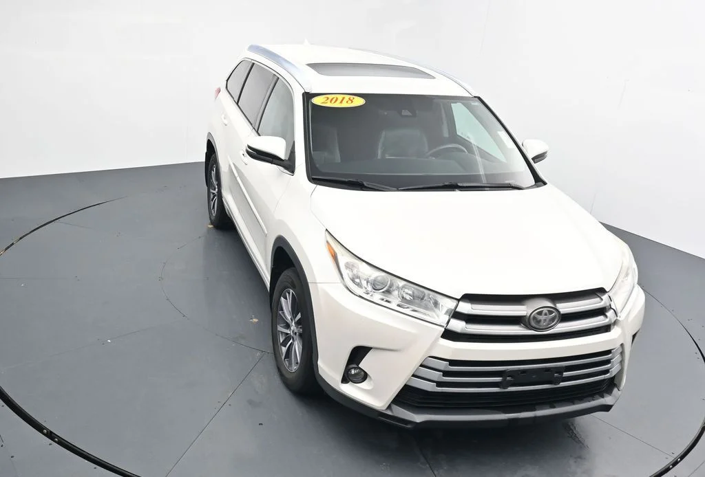 Used 2018 White Toyota XLE image 24
