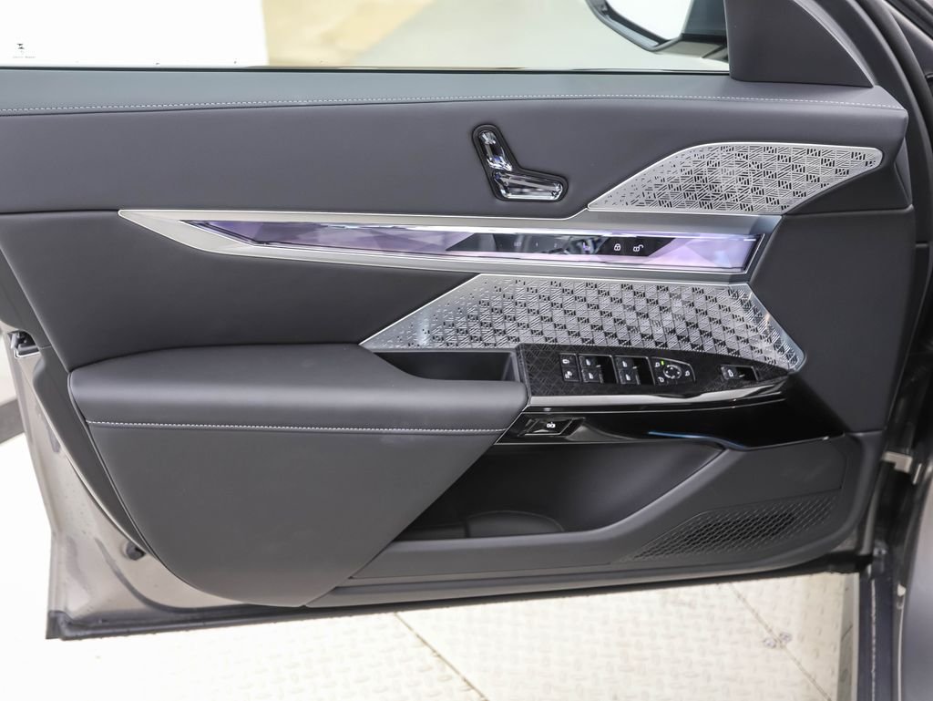 Used 2025 Gray Metallic BMW 760i xDrive image 9
