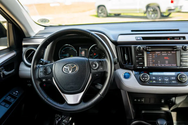 Used 2018 Magnetic Gray Metallic Toyota Hybrid XLE image 6