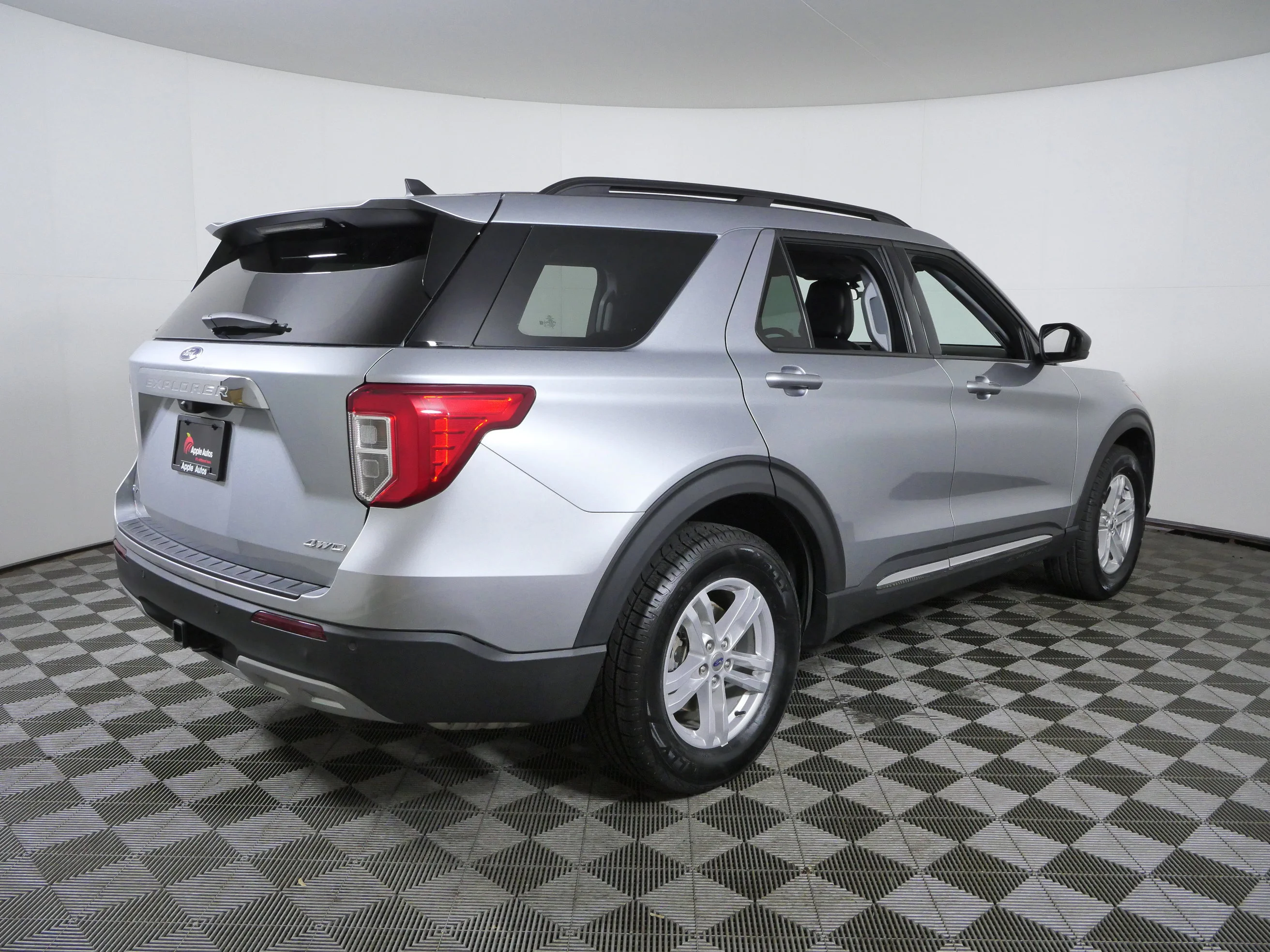 Used 2024 Iconic Silver Metallic Ford XLT image 9