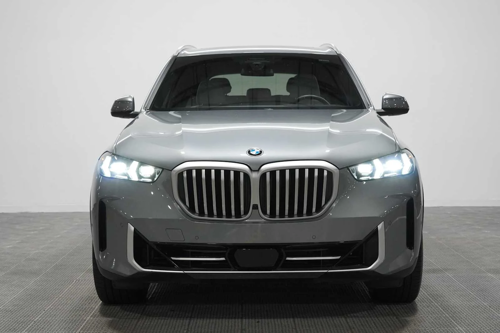 Certified Used 2025 Skyscraper Grey Metallic BMW xDrive40i image 2