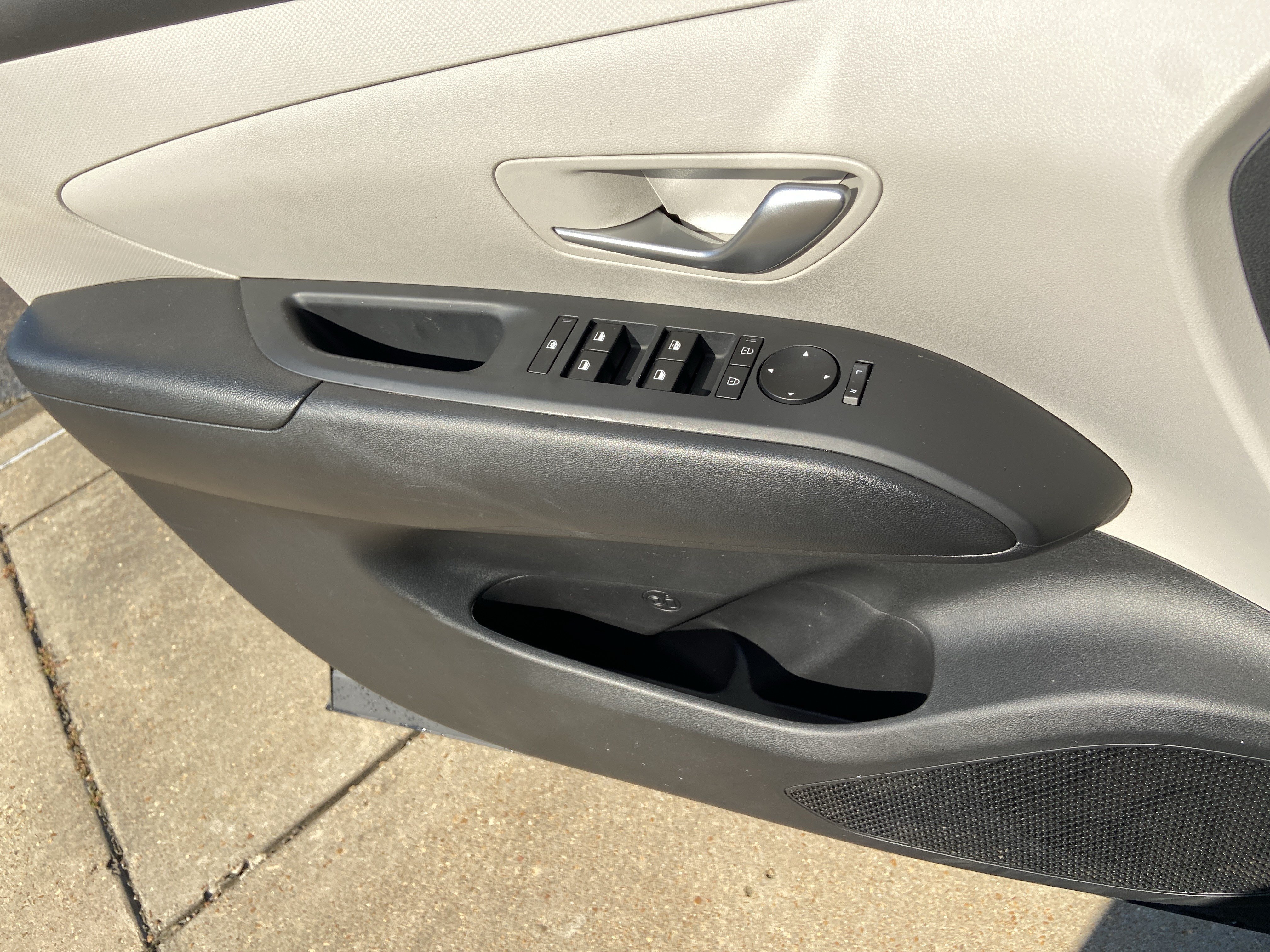 Used 2025 Phantom Black Hyundai SE image 45