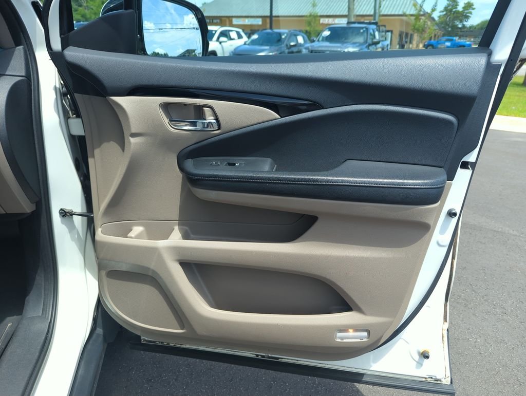 Used 2017  Honda Touring image 35