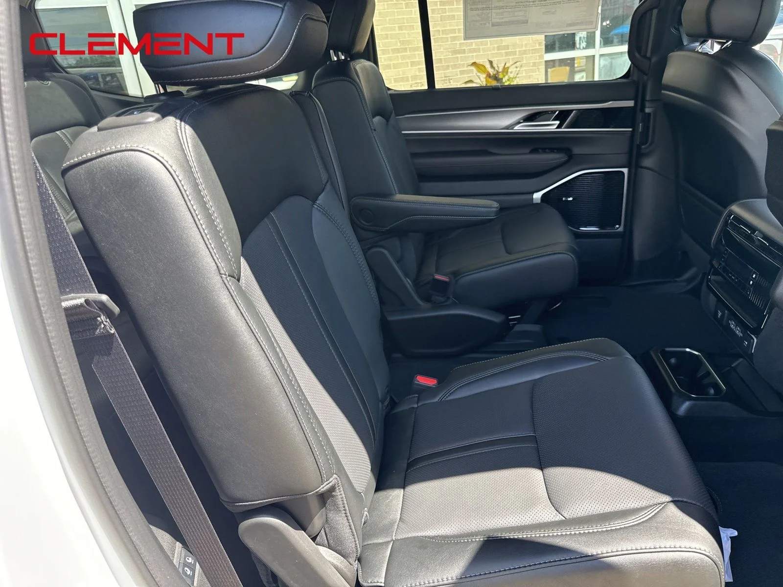 New 2026 Bright White Clear-Coat Exterior Paint Jeep Limited Reserve image 14
