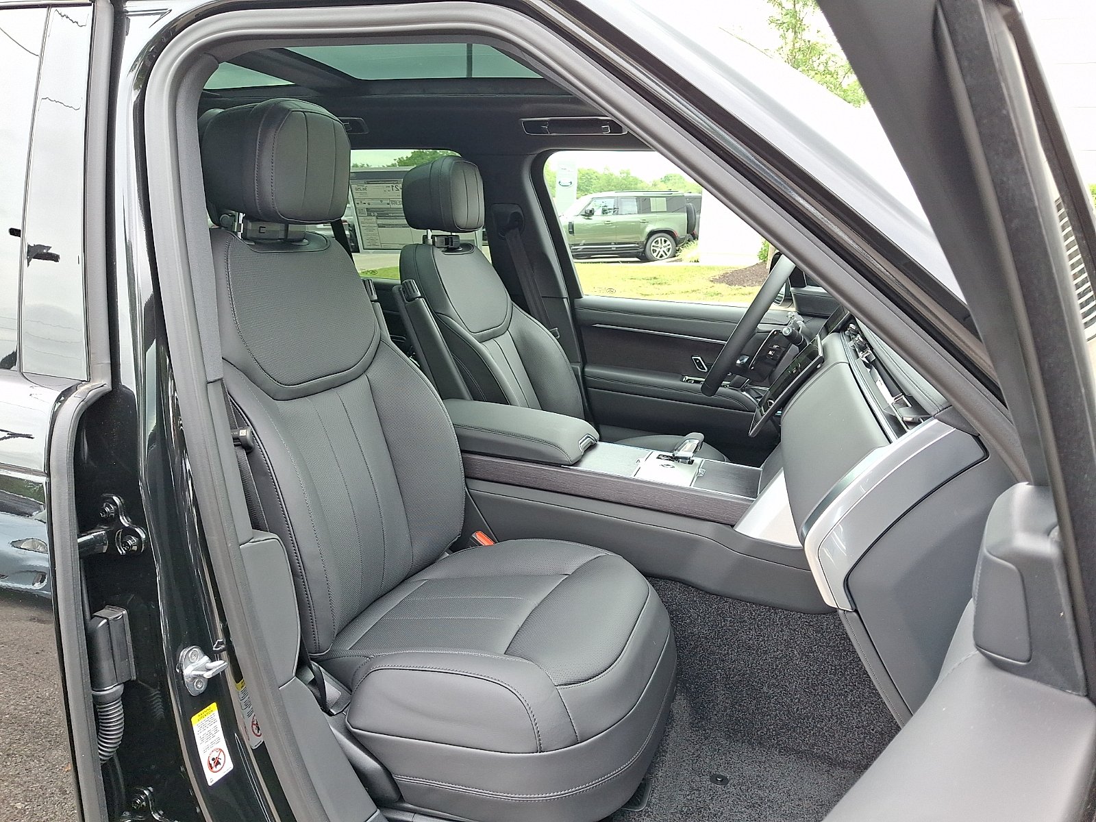 New 2026 Santorini Black Land Rover P400 SE image 3