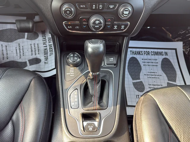 Used 2021 White Jeep Trailhawk image 27